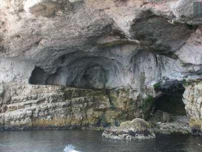 Superate le altre tre piccole grotte, poco pi� avanti troviamo un�ampia cavit�. In un angolo sono visibili alcuni gradini ricavati dal tufo che conducono, attraverso un piccolo tunnel, al sovrastante lungomare Ardito